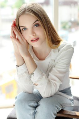 Evdeki genç ve güzel kadın kameraya bakıyor..