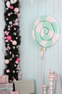 Çocukların yatak odasının içi. Çocuk oyun odasında Yılbaşı Dekoru.