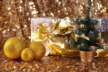 Altın hediye kutusu ve Noel balosu