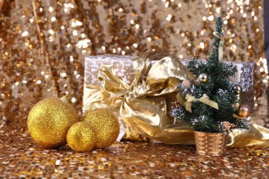 Güzel noel balosu. Altın Noel mumları yanıyor