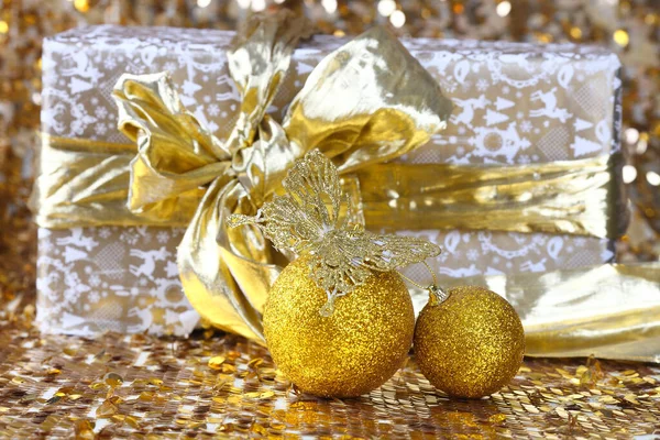 Caixa Presente Ouro Bolas Natal — Fotografia de Stock