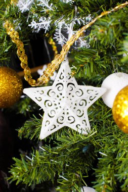 Işıklı ve hediyeli Noel ağacı