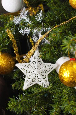 Madalyalı Noel ağacı. Yeni yılın kutlu olsun. Mutlu noel süslemeleri