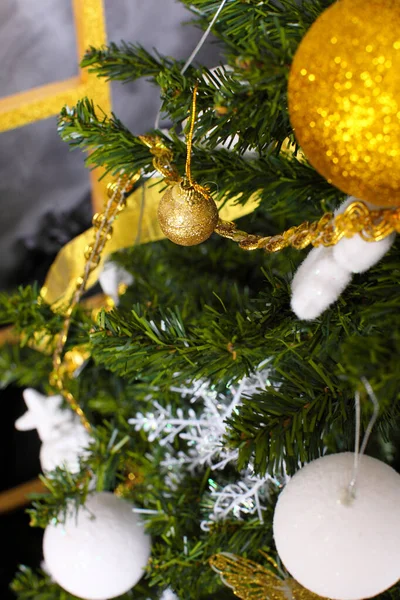 Weihnachtsbaum Mit Lichtern Und Geschenken — Stockfoto