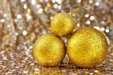 Işıltılı arka planda altın Noel balosu