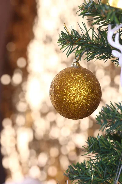 Vacker Färg Jul Dekorationer Hängande Julgran Med Glänsande Bländning — Stockfoto