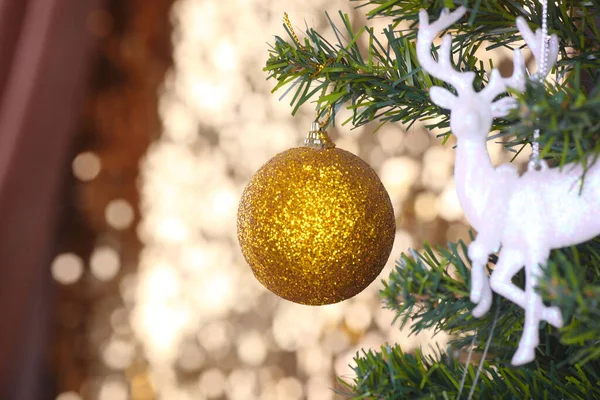 Närbild Grön Julgran Och Guld Boll Dekorationer — Stockfoto