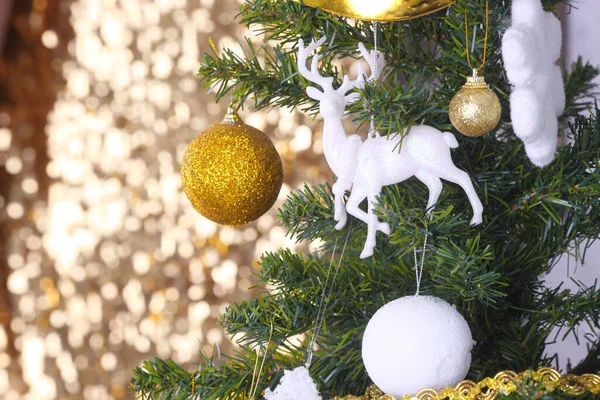 Árbol Navidad Decorado Sobre Fondo Borroso Brillante Hadas —  Fotos de Stock