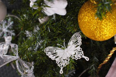 Taşaklı dallar ve Noel arkaplanında ışıltılı ışıklar.