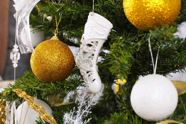 Branche Sapin Avec Des Boules Des Lumières Festives Sur Fond — Photo