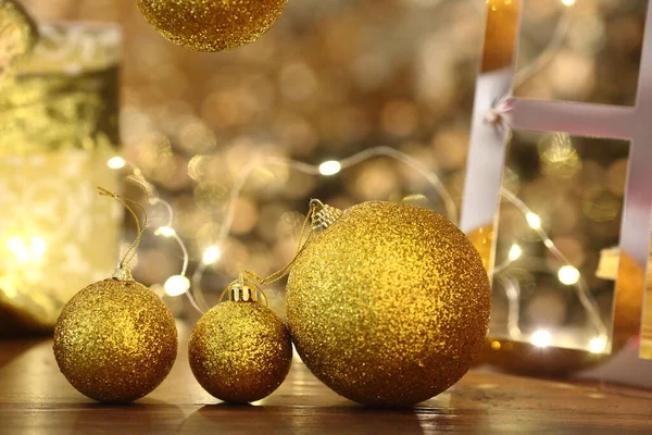 Χριστουγεννιάτικο Πλαίσιο Χριστουγεννιάτικες Μπάλες Γιρλάντα Κόκκινα Και Χρυσά Διακοσμητικά — Φωτογραφία Αρχείου