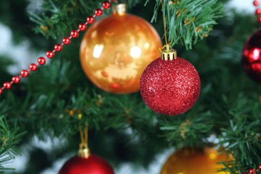 Parlak arkaplanda Noel ağacı süsleme