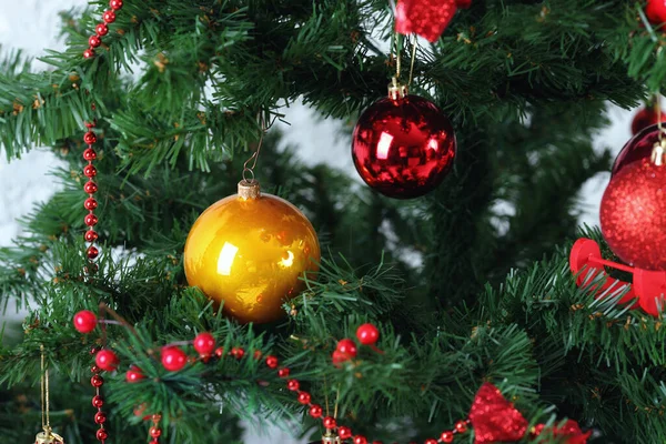 Vörös Karácsonyi Labda Egy Karácsonyfa Egy Koszorú — Stock Fotó
