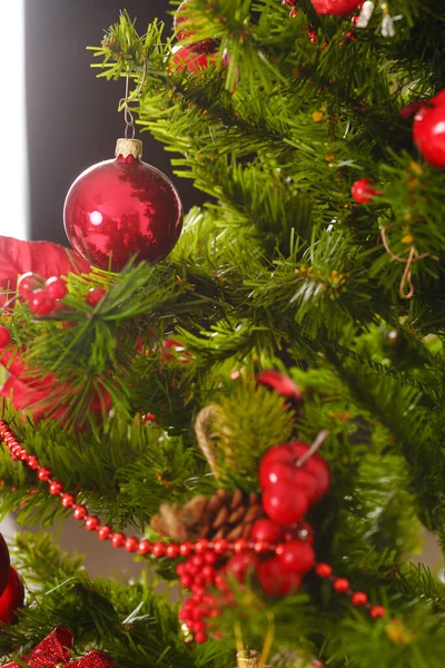ガーランドとクリスマスツリー上の赤いクリスマスボール — ストック写真