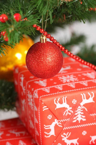 Scatola Regalo Natale Rosso Oro Luce Decorazione — Foto Stock