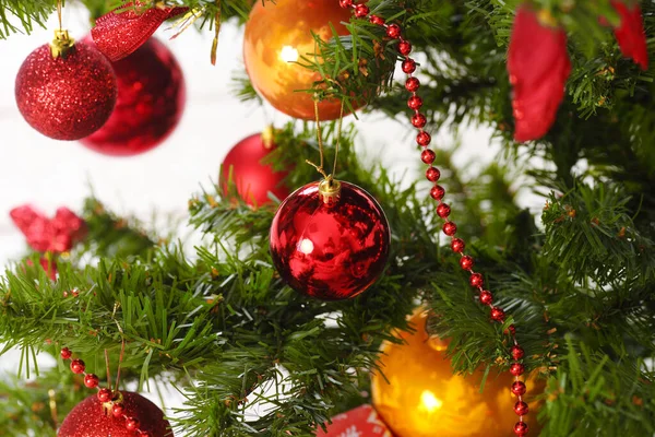 ガーランドとクリスマスツリー上の赤いクリスマスボール ストックフォト