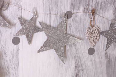 Noel süsü. Yeni yılın oyuncak buz pateni beyaz arka planda