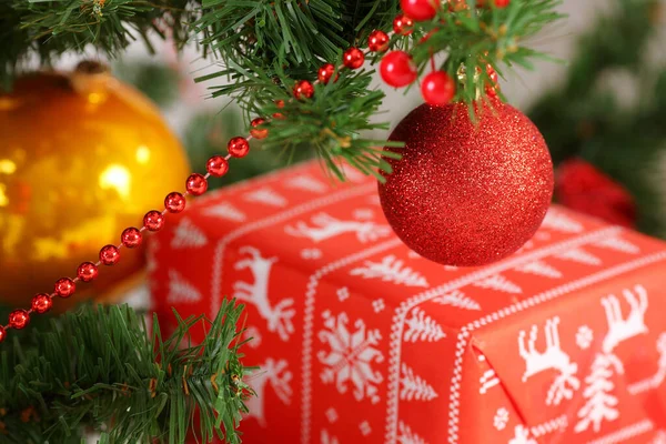 赤と黄金のクリスマスのギフトボックスと装飾ライト — ストック写真