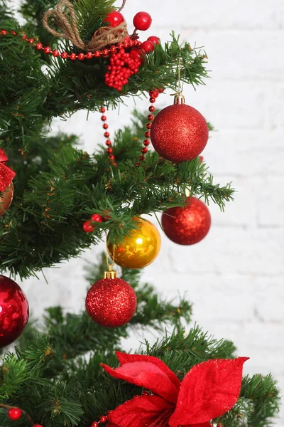 美しい装飾されたクリスマスルーム 飾り付きクリスマスギフトボックス — ストック写真