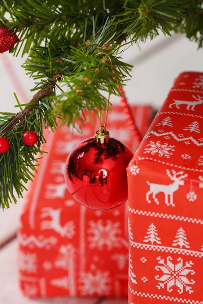 Scatola Regalo Natale Rosso Oro Luce Decorazione — Foto Stock