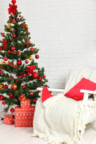 Weihnachtsbaum Mit Bunten Kugeln Und Geschenkschachteln Über Weißer Ziegelwand — Stockfoto