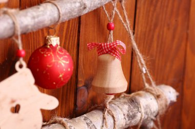 Noel veya Yeni Yıl arkaplanı: Kahverengi arka planda eski tarz Noel oyuncakları.