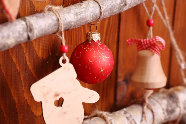 Weihnachtskomposition Girlanden Aus Roten Kugeln Und Tannenzweigen Weihnachten Winter Neujahrskonzept — Stockfoto