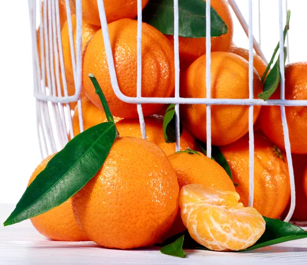Tangerine levelekkel egy fa asztalon — Stock Fotó