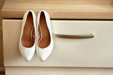 Komodinin üzerinde Gelin Ayakkabı