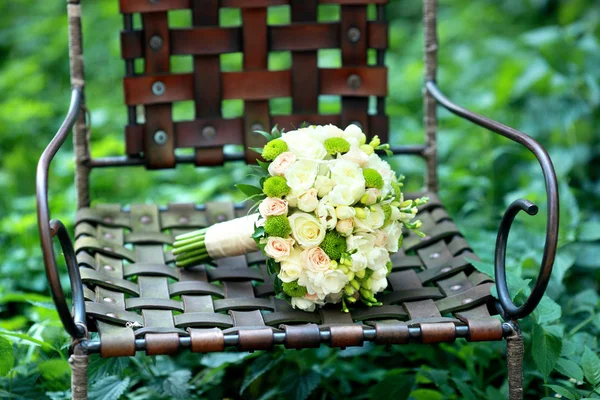 Sandalyeye açık havada düğün buketi — Stok fotoğraf