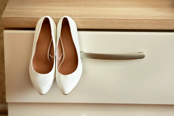 Bride's shoes on the chest of drawers — Stock Photo, Image