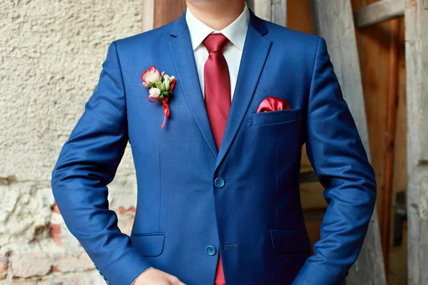 Boutonniere sobre el traje azul del novio —  Fotos de Stock