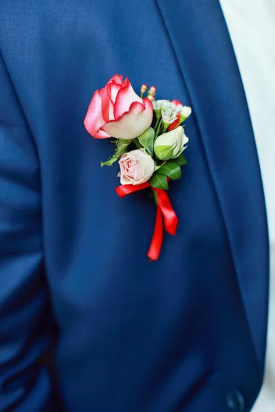 Boutonniere på blå kostym av brudgummen — Stockfoto