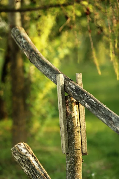 Деревянный забор во дворе — стоковое фото