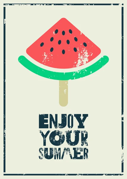 Sommerfrasen typografisk grungeplakat med et stykke vannmelon på en pinne. Retrorvektorillustrasjon . – stockvektor