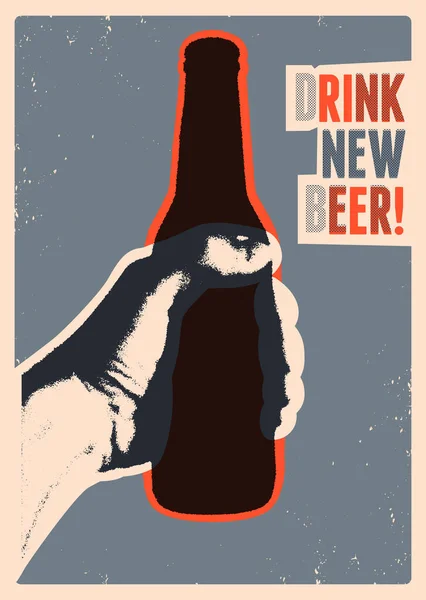 新しいビールを飲む タイポグラフィヴィンテージのグランジスタイルのビールポスター 手にはビールが１本入っている レトロベクトルイラスト — ストックベクタ