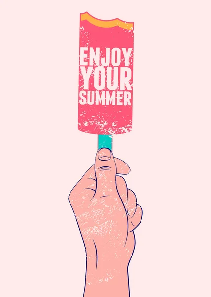 享受你的夏天 夏天的短语是用被咬了的冰激淋在手杖上的排版抹黑海报 手拿着冰淇淋 回溯矢量说明 — 图库矢量图片
