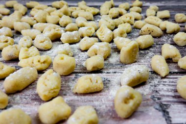 Gnocchi geleneksel İtalyan el yapımı patatesli ve vejetaryen ev yapımı makarna.