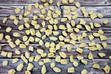 Gnocchi geleneksel İtalyan el yapımı patatesli ve vejetaryen ev yapımı makarna.