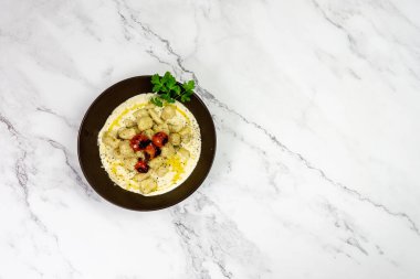 Gnocchi geleneksel İtalyan el yapımı patatesli ve vejetaryen ev yapımı makarna.