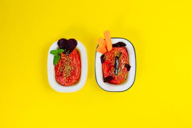 Pancar ve susamlı nohut ve sağlıklı yiyecekler.