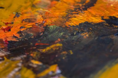 Renkli yağlı boya tabloları rahat bir ev sanatçısı paletinde fırça darbeleri