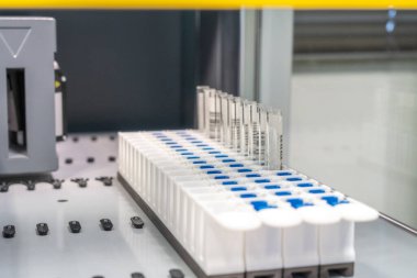 Laboratuvar aşı için testler yapıyor. Kan koleksiyonu ve hematoloji analizleri.