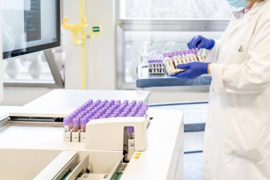 Laboratuvarda aşı için test yapan kadın. Kan çıkarma ve analitik.