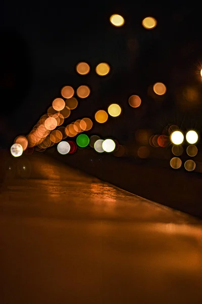 Gece şehir ışıkları bulanık