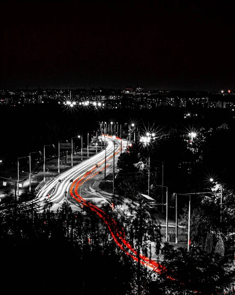 Geceleri şehrin işlek otobanı 