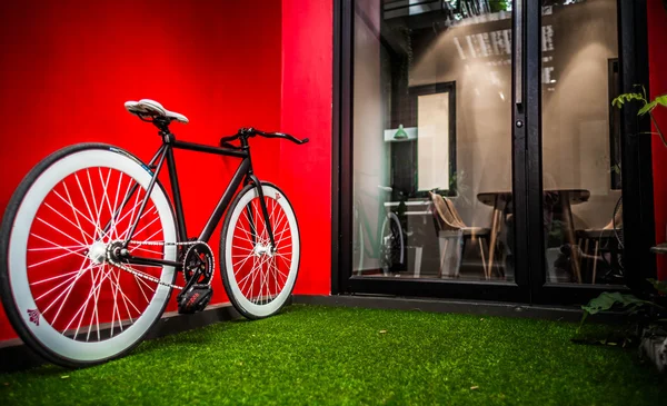 Rower na czerwono — Zdjęcie stockowe