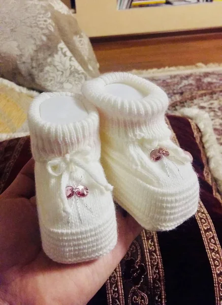 Bir bebek için beyaz patik.