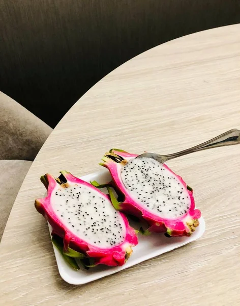 Tabakta ejderha meyvesi kes..