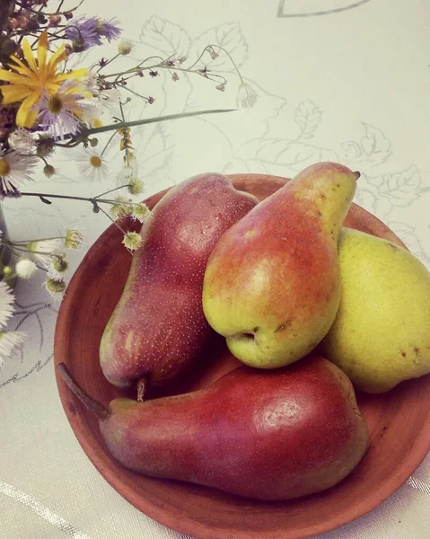 Kil tabakta olgun armutlar.